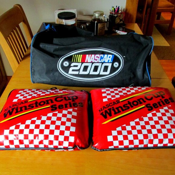 BA230-Like New Vintage 2 Winston Cup Cushions in a Nascar 2000 Duffle Bag - Picture 1 of 3
